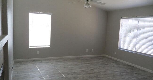 Building Photo - Brookside Village 3 Bed 2 Bath!