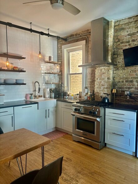 Kitchen - 4532 N Albany Ave