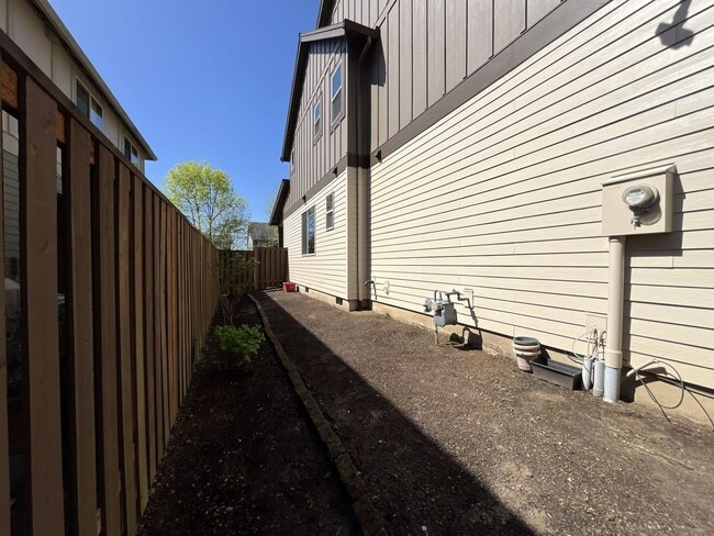 Building Photo - 3BD/3BA Bethany Home with Vaulted Ceilings, Stainless Appliances & Gas Fireplace