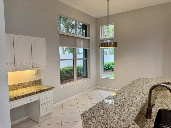 Building Photo - 2525 Bay Pointe Ct