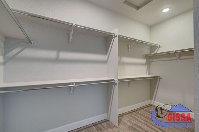 Building Photo - Beautiful, modern townhouse with primary b...