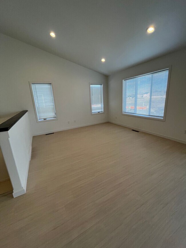 Building Photo - 3 Bed 3 Bath Townhome