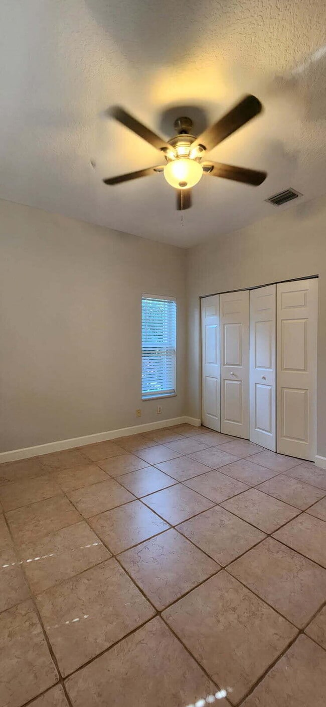Building Photo - 2073 Cove Ln