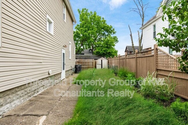 Building Photo - 479 Siebert St