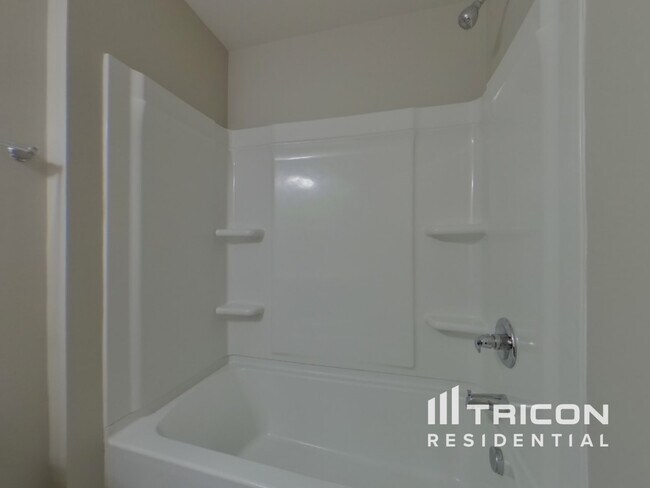 Building Photo - 120 Castlebrook Dr