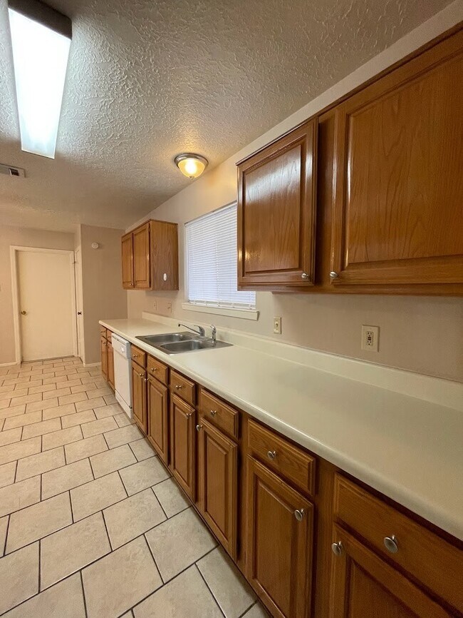 Building Photo - 2126 Collingsfield Dr