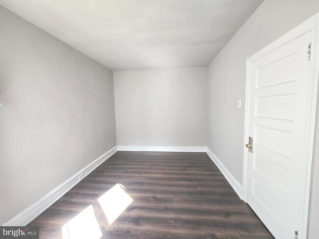 Building Photo - 925 S 59th St