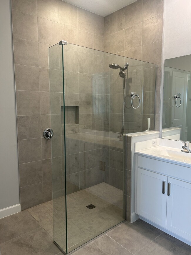 Building Photo - Gated 55+ community with lots of HOA amenities!