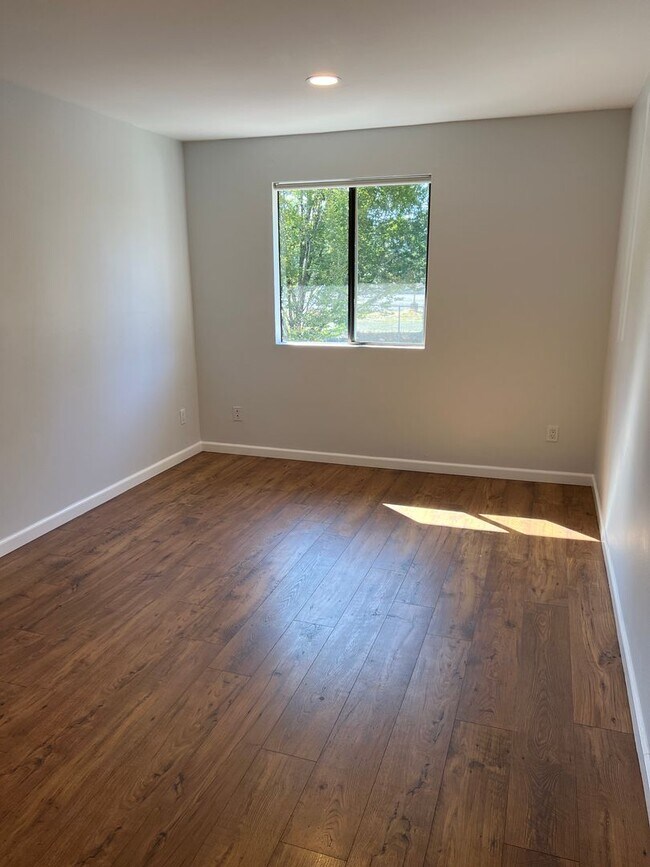 Building Photo - Newly renovated 2 bed x 1 bath on top floor in Kirkland!