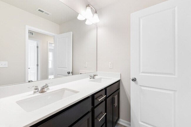 Building Photo - Move-In Ready 4-Bedroom Townhome in Rosedale!