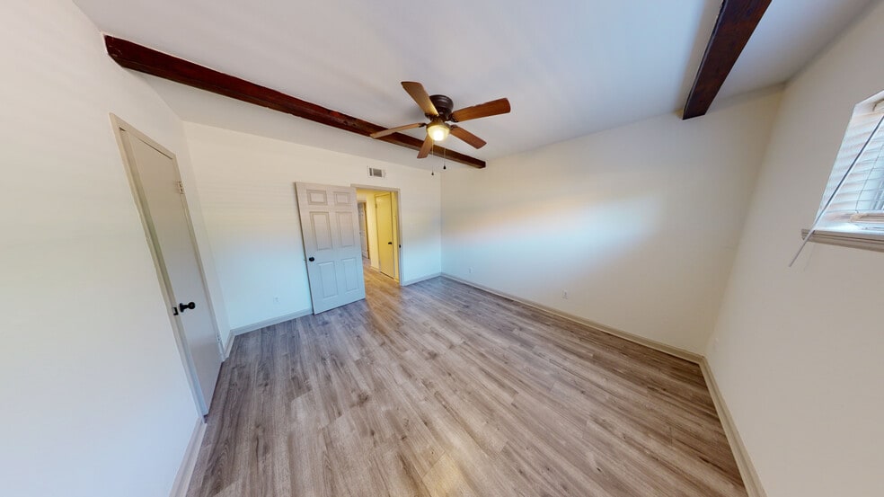 Large Master with walk in Closet - 1208 Houston St