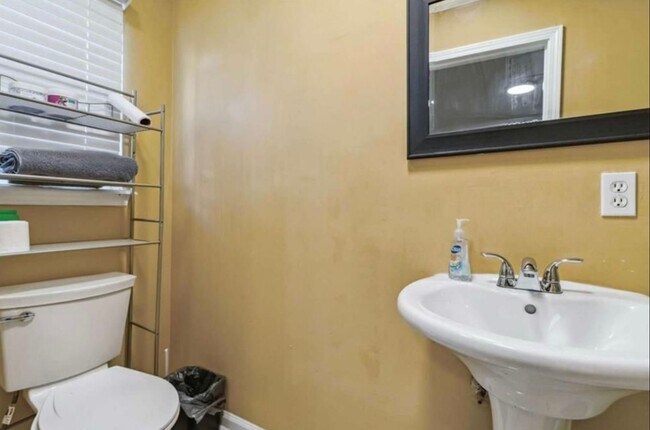 Building Photo - 4bd/2ba Home Minutes From W. Midtown w/ Fu...