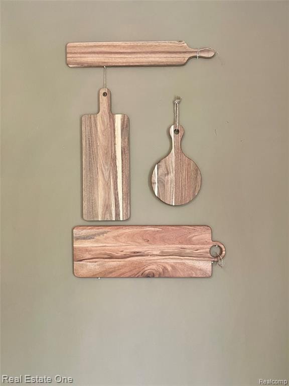 Building Photo - 688 E Fox Hills Dr