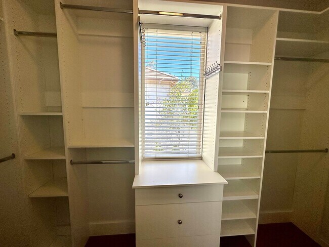 Building Photo - 4 bedroom beautiful Irvine home in gated N...
