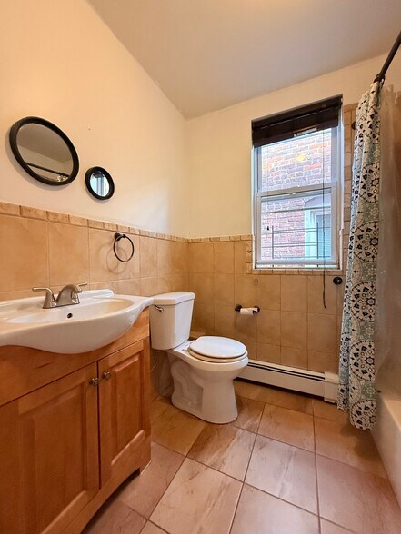 Building Photo - 35 W 47th St