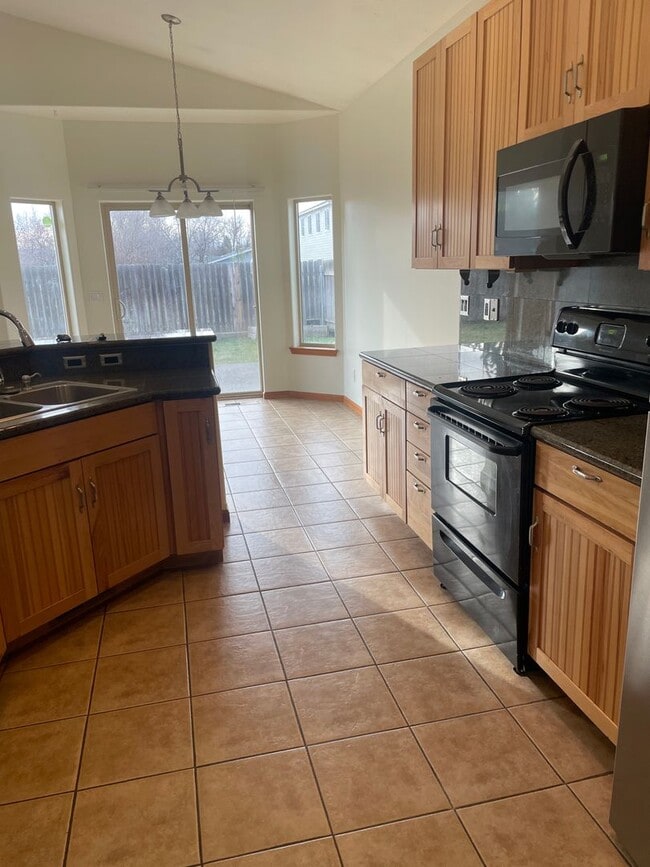 Building Photo - Spacious east side home