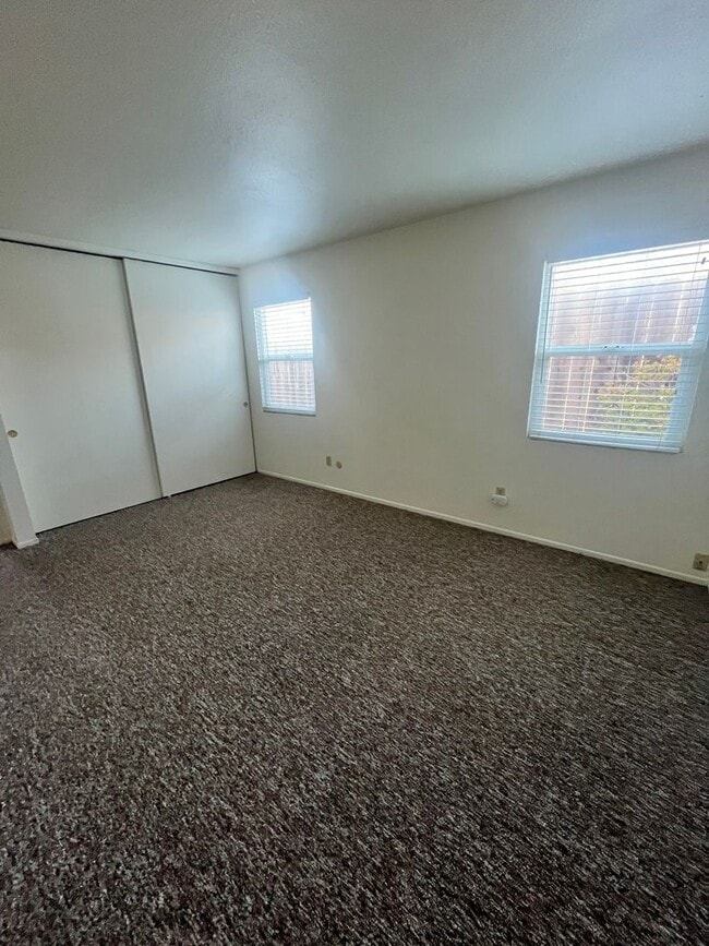 Building Photo - Downstairs apartment in Fourplex