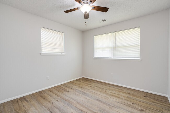 Building Photo - 4713 Newport Dr