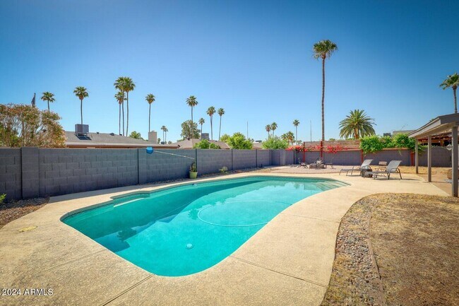 Building Photo - 3305 S Holbrook Ln