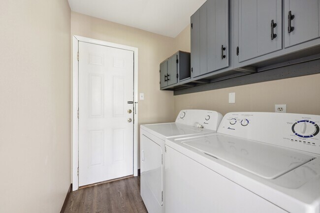 Building Photo - 836 Sleepy Hollow Dr