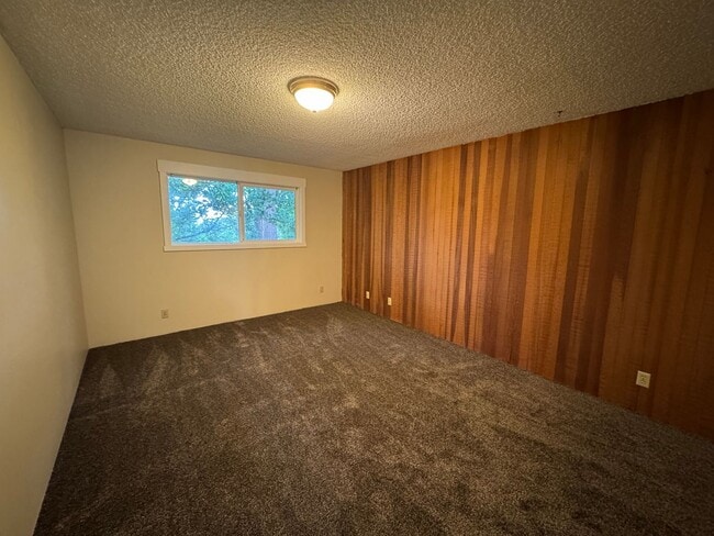 Building Photo - 2 Bedroom in Great S. Eugene Location