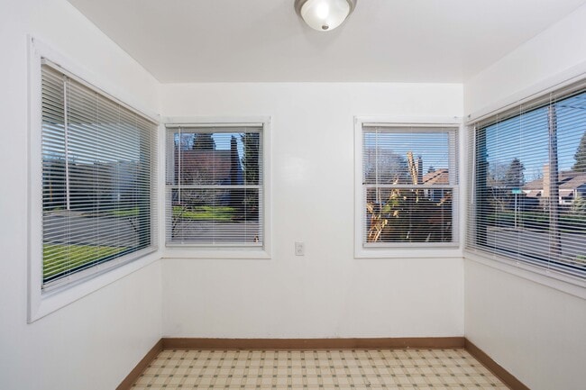 Building Photo - 1910 NE Cramer St