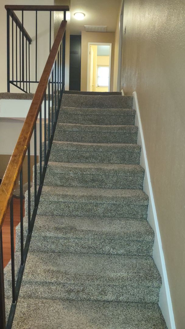 Building Photo - 1617 Oakview Dr