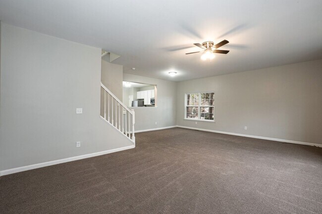 Building Photo - Beautiful Townhouse w/ 1st Floor Bedroom