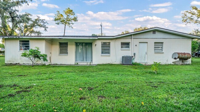 Building Photo - Renovated 3-Bed Furnished Home with Large ...