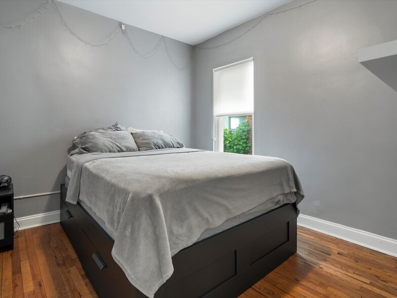 Main bed (mattress and frame included for add'l fee) - 1202 Lawrence St