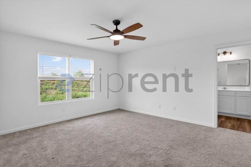Building Photo - Unit
