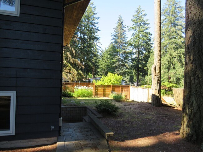 Building Photo - Bellevue Robinswood Mid Century 4bed/3bath Tri-Level $3800.00