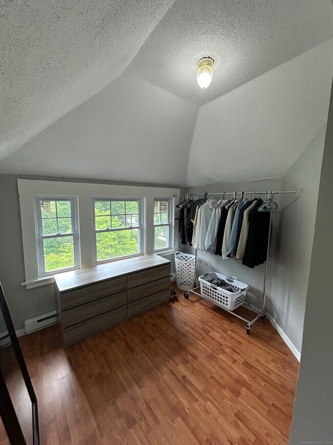 Building Photo - 647 E Main St