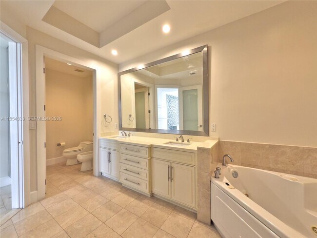 Building Photo - 848 Brickell Key Dr
