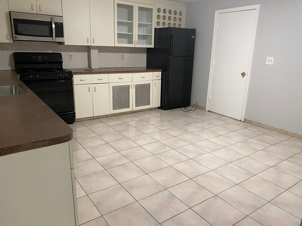 Building Photo - 18 Walnut Rd