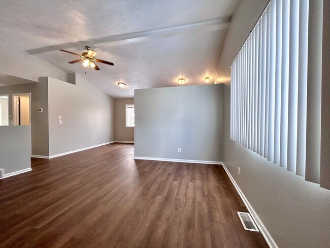 Building Photo - 4 Bedroom 2 Story Home in Northeast GR!