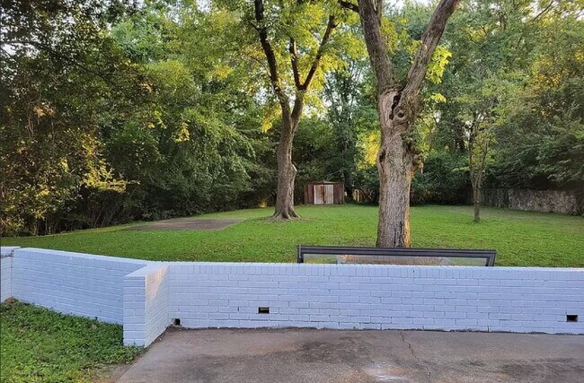 Building Photo - 106 Robinhood Cir