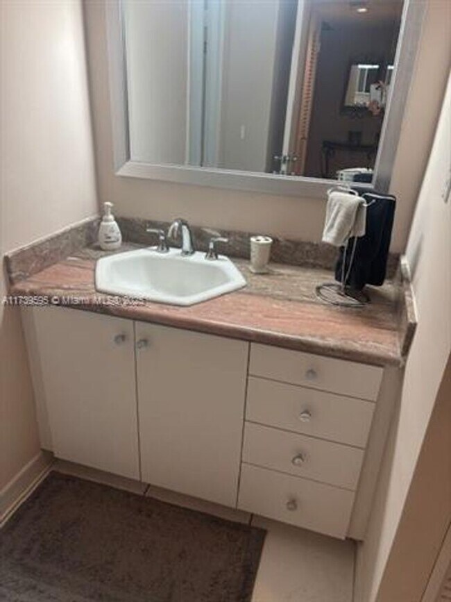 Building Photo - 100 Lincoln Rd