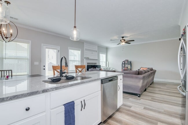 Building Photo - 4 Bedroom 2 Bathroom Two Story Home