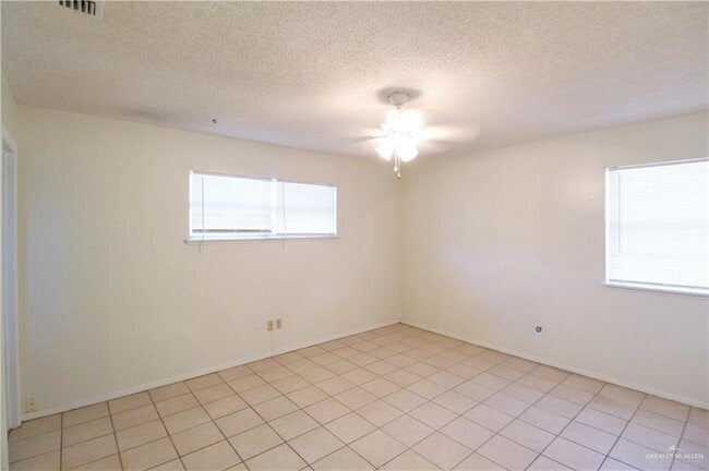 Building Photo - 206 W Esperanza Ave