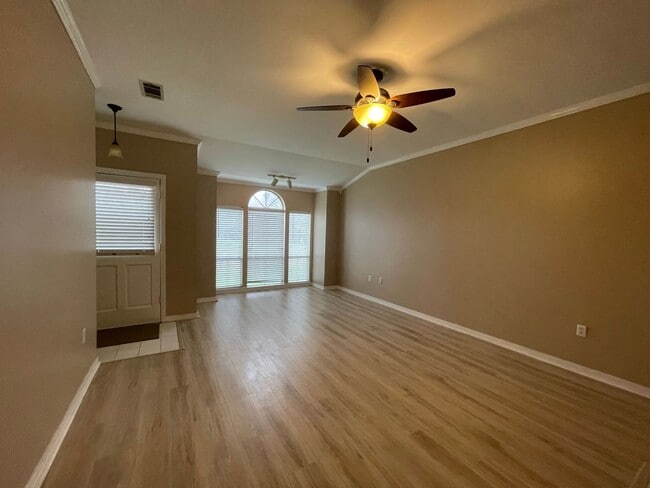 Building Photo - 3 Bedroom House Near Shenandoah