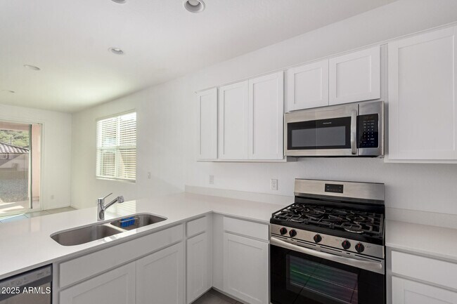 Building Photo - 3233 Juniper Cyn Dr