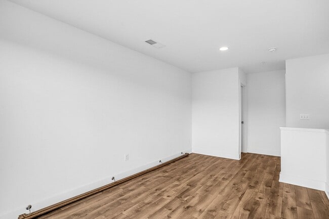 Building Photo - Spacious 4-level Home| 3 bedrooms + Garage parking!