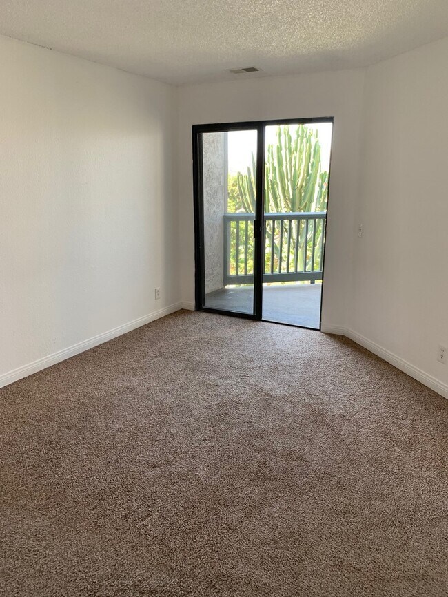 Building Photo - Spacious Condo w/ Washer/Dryer, A/C & View!