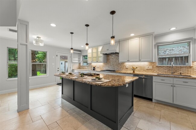 Building Photo - 14115 River Forest Dr