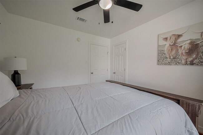 Building Photo - 8057 Ridgeview Dr