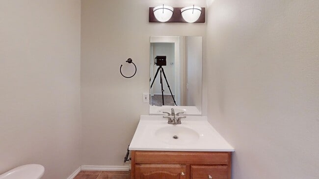 Building Photo - *AVAILABLE NOW**2 Bedroom 1 1/2 Bath- Back...