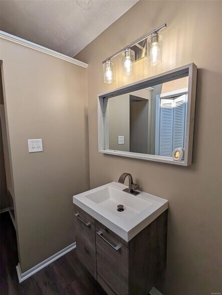 Building Photo - 5904 Carmel Dr