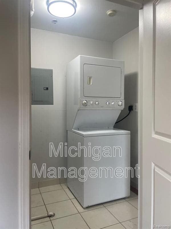 Building Photo - 2721 E Maple Rd