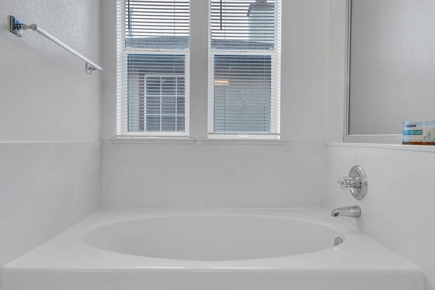 Master Bath Tub - 5 Pioneer Ct